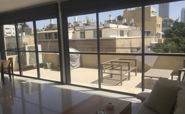 Sheinkin Mini Penthouse 4 rooms 100sqm Terrace 25sqm Lift Apartment for Long Term Rental in Tel Aviv