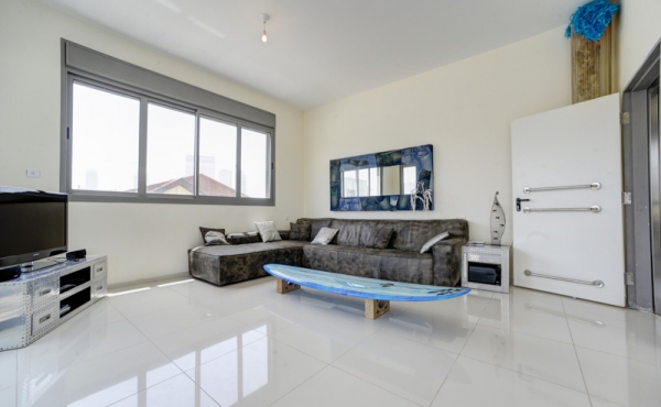 Rabbi Meir Penthouse 4 bedrooms 140 sqm Terace 60 sqm Lift Parking Apartment for sale in Tel Aviv