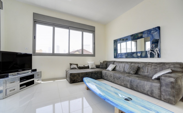 Rabbi Meir Penthouse 4 bedrooms 140 sqm Terace 60 sqm Lift Parking Apartment for sale in Tel Aviv