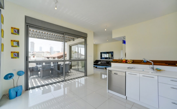 Rabbi Meir Penthouse 4 bedrooms 140 sqm Terace 60 sqm Lift Parking Apartment for sale in Tel Aviv