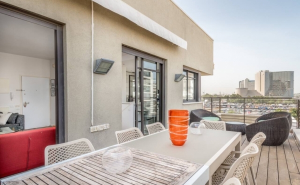 Kerem Hatemanim 4 rooms 90m2 Balconies Mamad Furnished Parking Apartment for rent in Tel Aviv