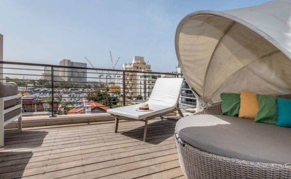 Kerem Hatemanim 4 rooms 90m2 Balconies Mamad Furnished Parking Apartment for rent in Tel Aviv