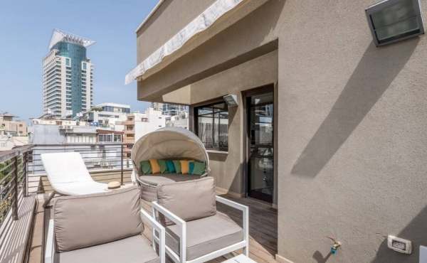 Kerem Hatemanim 4 rooms 90m2 Balconies Mamad Furnished Parking Apartment for rent in Tel Aviv